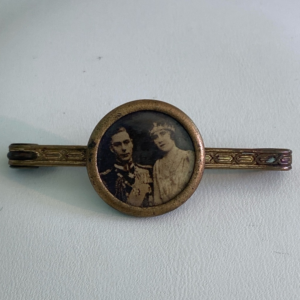 Military Pin: portrait of King George VI and Queen Elizabeth (the Queen Mother).